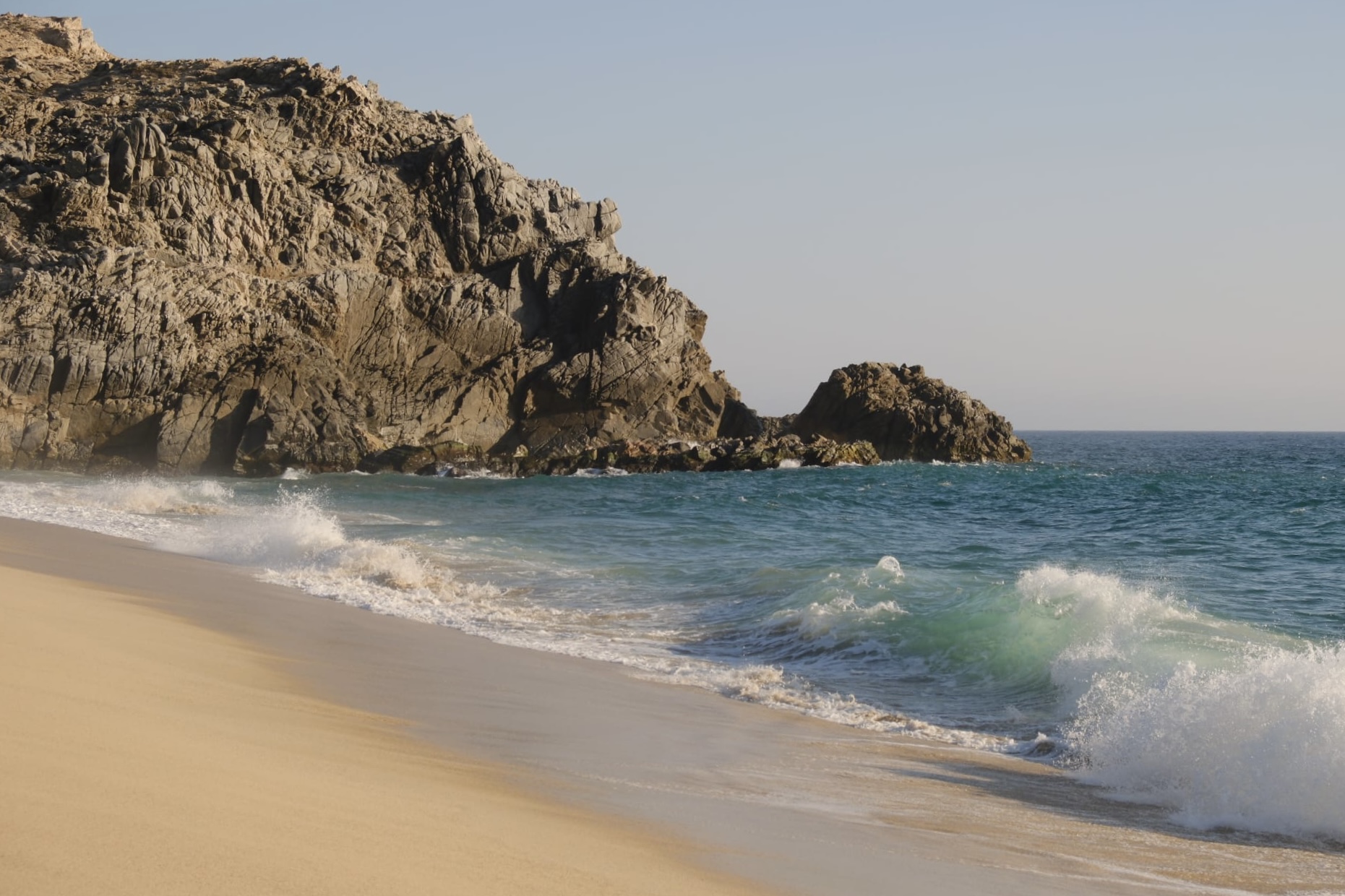 Murallas de piedra y mar en Cabo