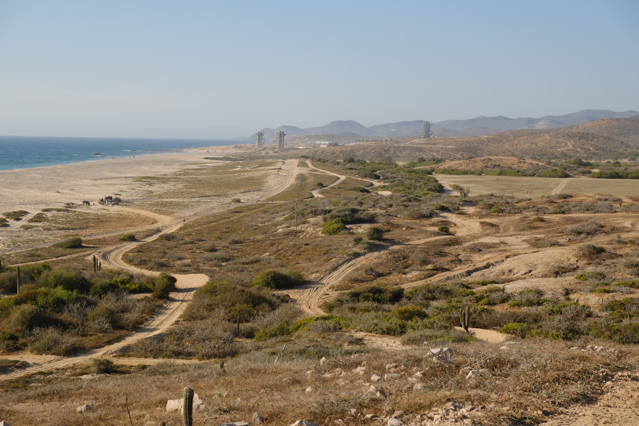 Vista panorámica del terreno y el mar